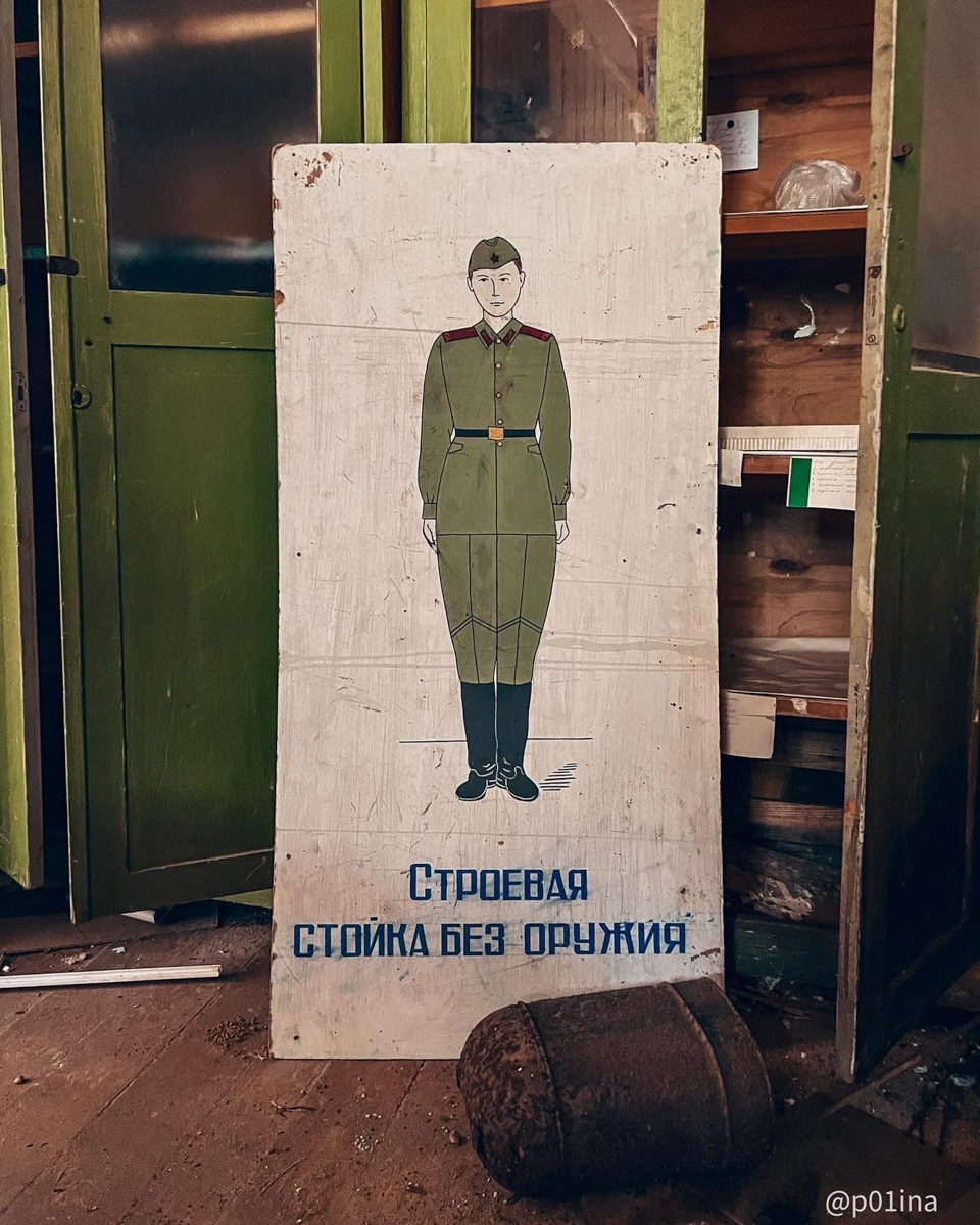 В этой заброшенной сельской школе вечные каникулы – ни учеников, ни учителей. Но зато множество артефактов ушедших эпох мирно доживают свой век. Блогер Лина Резник поделилась с нами фоторепортажем из Вязниковского района.