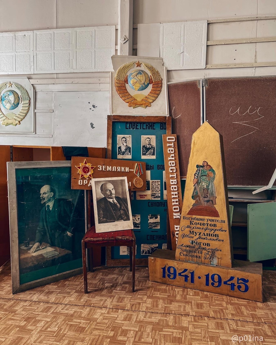 В этой заброшенной сельской школе вечные каникулы – ни учеников, ни учителей. Но зато множество артефактов ушедших эпох мирно доживают свой век. Блогер Лина Резник поделилась с нами фоторепортажем из Вязниковского района.