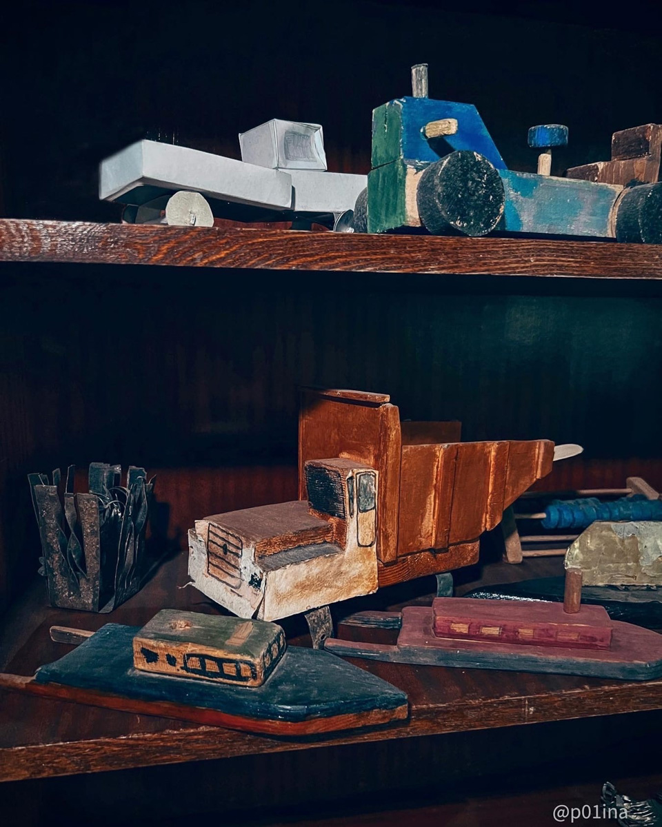 В этой заброшенной сельской школе вечные каникулы – ни учеников, ни учителей. Но зато множество артефактов ушедших эпох мирно доживают свой век. Блогер Лина Резник поделилась с нами фоторепортажем из Вязниковского района.