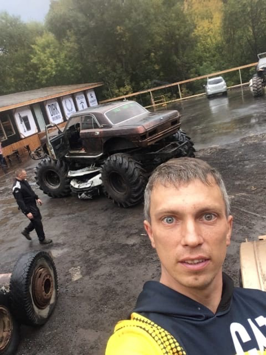 В 2019 году Михаил Соловьёв из города Кольчугино поехал покорять столицу. Причем не на белом коне, а на экстремальном авто с огромными колесами. Ими житель 33-го региона давил другие транспортные средства в студиях сразу двух передач на НТВ. А сейчас он выступает в московском парке киноприключений «Мастер Панин». 