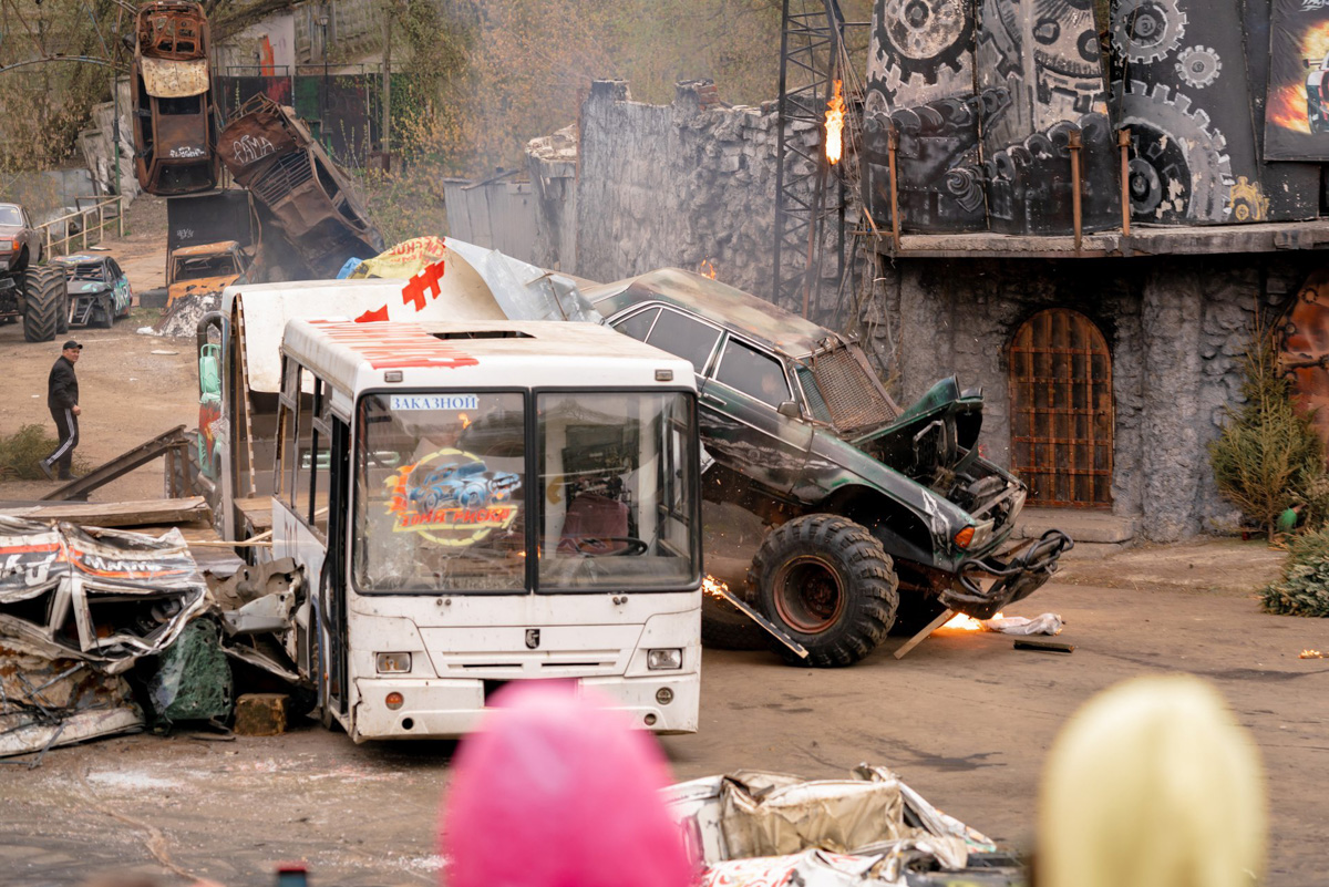 В 2019 году Михаил Соловьёв из города Кольчугино поехал покорять столицу. Причем не на белом коне, а на экстремальном авто с огромными колесами. Ими житель 33-го региона давил другие транспортные средства в студиях сразу двух передач на НТВ. А сейчас он выступает в московском парке киноприключений «Мастер Панин». 