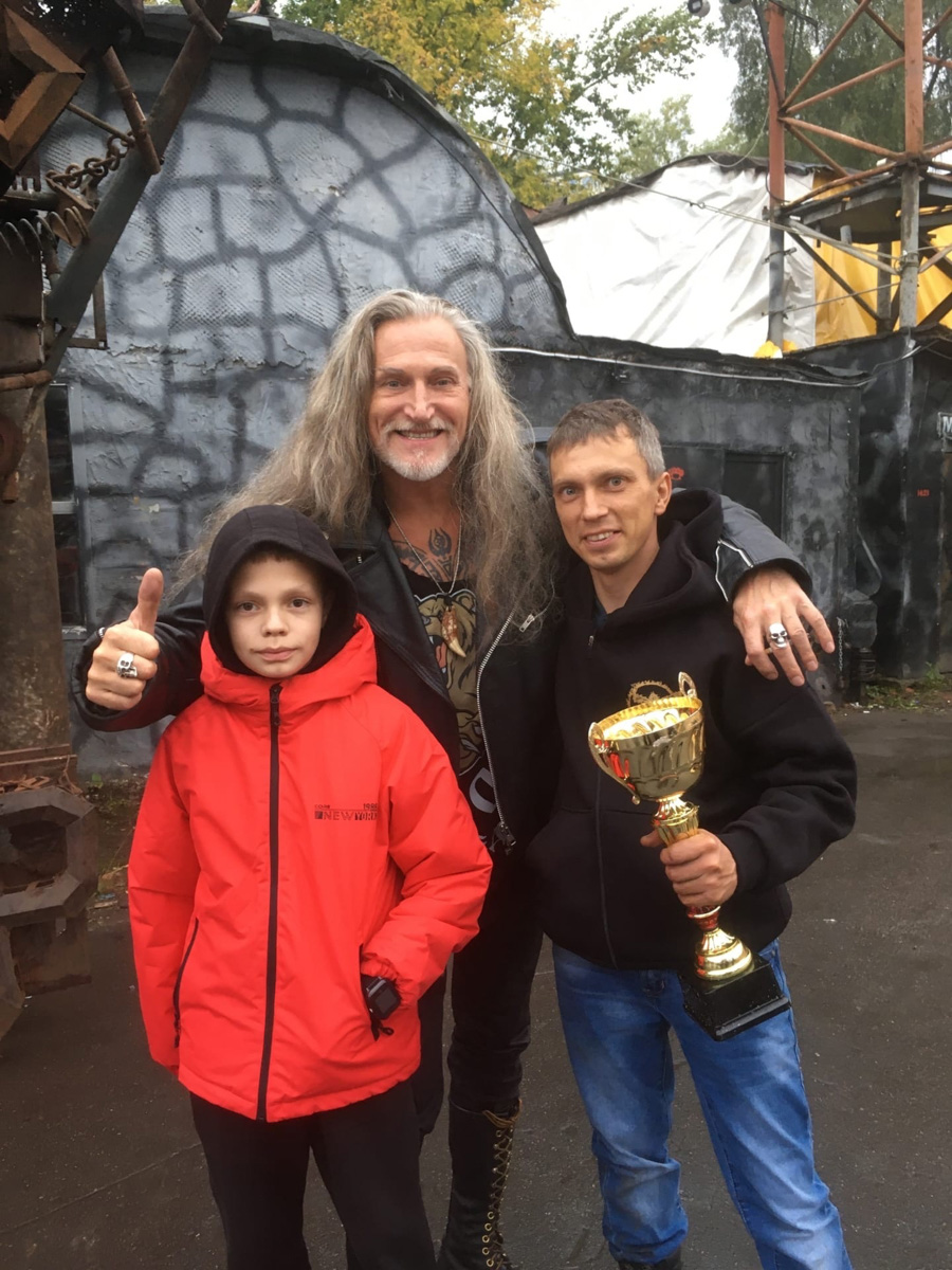 В 2019 году Михаил Соловьёв из города Кольчугино поехал покорять столицу. Причем не на белом коне, а на экстремальном авто с огромными колесами. Ими житель 33-го региона давил другие транспортные средства в студиях сразу двух передач на НТВ. А сейчас он выступает в московском парке киноприключений «Мастер Панин». 