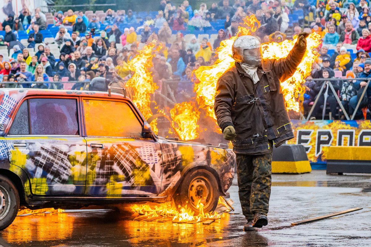 В 2019 году Михаил Соловьёв из города Кольчугино поехал покорять столицу. Причем не на белом коне, а на экстремальном авто с огромными колесами. Ими житель 33-го региона давил другие транспортные средства в студиях сразу двух передач на НТВ. А сейчас он выступает в московском парке киноприключений «Мастер Панин». 