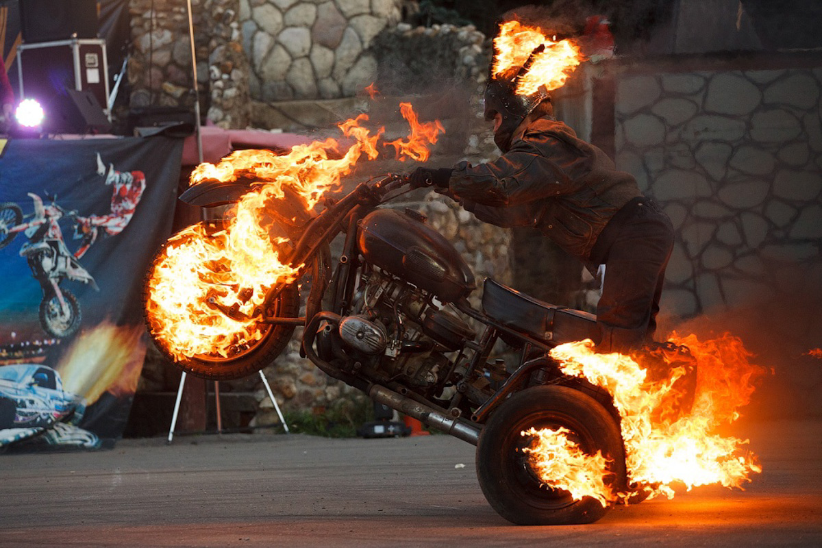 В 2019 году Михаил Соловьёв из города Кольчугино поехал покорять столицу. Причем не на белом коне, а на экстремальном авто с огромными колесами. Ими житель 33-го региона давил другие транспортные средства в студиях сразу двух передач на НТВ. А сейчас он выступает в московском парке киноприключений «Мастер Панин». 