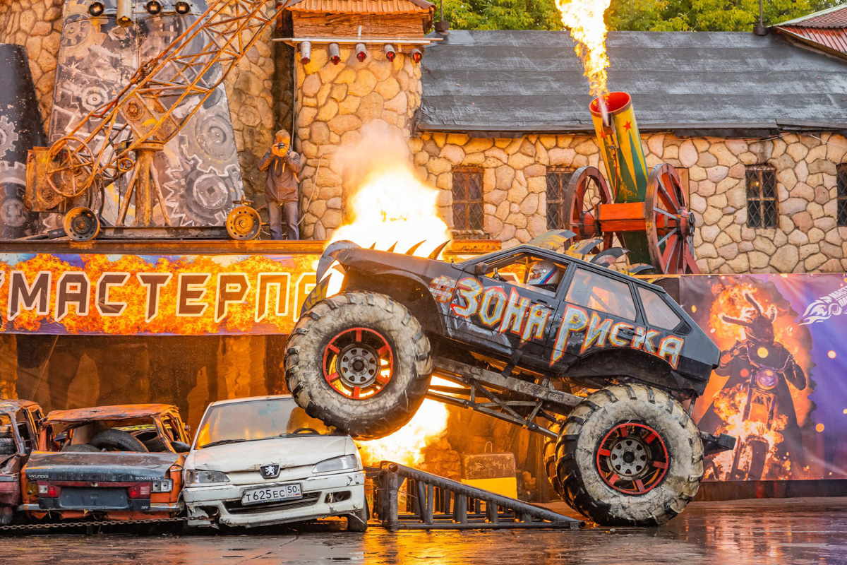 В 2019 году Михаил Соловьёв из города Кольчугино поехал покорять столицу. Причем не на белом коне, а на экстремальном авто с огромными колесами. Ими житель 33-го региона давил другие транспортные средства в студиях сразу двух передач на НТВ. А сейчас он выступает в московском парке киноприключений «Мастер Панин». 