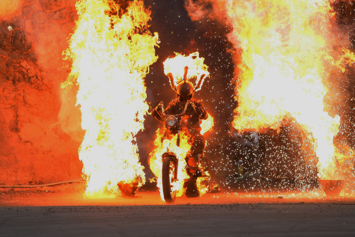 В 2019 году Михаил Соловьёв из города Кольчугино поехал покорять столицу. Причем не на белом коне, а на экстремальном авто с огромными колесами. Ими житель 33-го региона давил другие транспортные средства в студиях сразу двух передач на НТВ. А сейчас он выступает в московском парке киноприключений «Мастер Панин». 