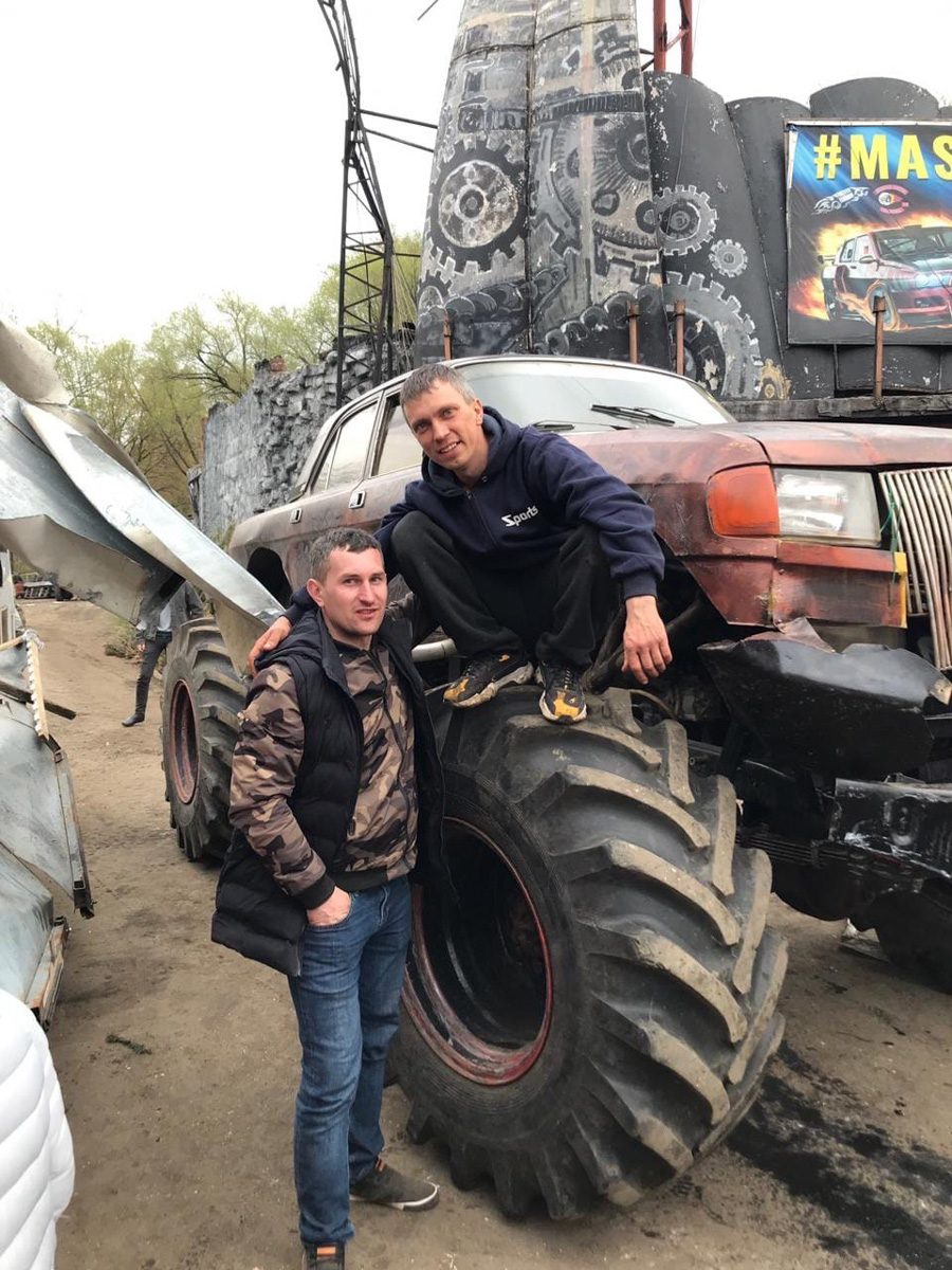 В 2019 году Михаил Соловьёв из города Кольчугино поехал покорять столицу. Причем не на белом коне, а на экстремальном авто с огромными колесами. Ими житель 33-го региона давил другие транспортные средства в студиях сразу двух передач на НТВ. А сейчас он выступает в московском парке киноприключений «Мастер Панин». 