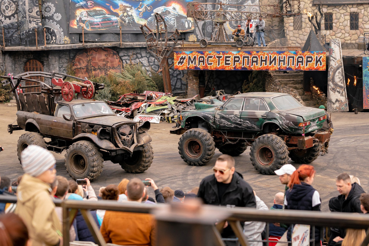 В 2019 году Михаил Соловьёв из города Кольчугино поехал покорять столицу. Причем не на белом коне, а на экстремальном авто с огромными колесами. Ими житель 33-го региона давил другие транспортные средства в студиях сразу двух передач на НТВ. А сейчас он выступает в московском парке киноприключений «Мастер Панин». 