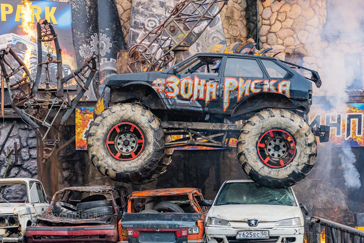 В 2019 году Михаил Соловьёв из города Кольчугино поехал покорять столицу. Причем не на белом коне, а на экстремальном авто с огромными колесами. Ими житель 33-го региона давил другие транспортные средства в студиях сразу двух передач на НТВ. А сейчас он выступает в московском парке киноприключений «Мастер Панин». 