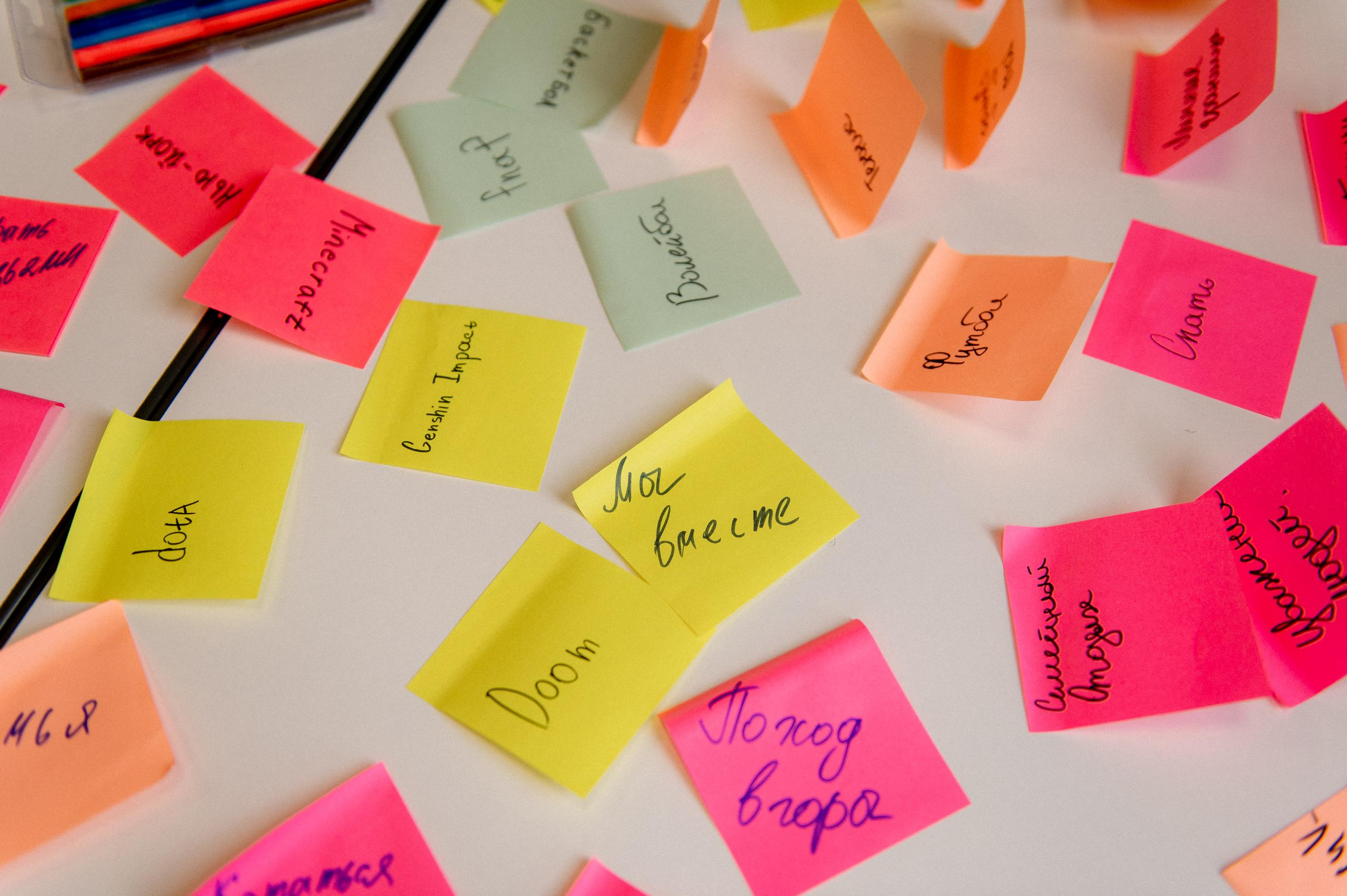 Когда речь заходит о лагере, многие думают, что уехать куда-то на каникулы можно только летом. Но это далеко не так. Например, с 31 октября по 6 ноября владимирских подростков приглашают в осенний лагерь, где можно изучать мир через искусство, науку, спорт, и всё это с пятиразовым питанием, классными педагогами и вожатыми!