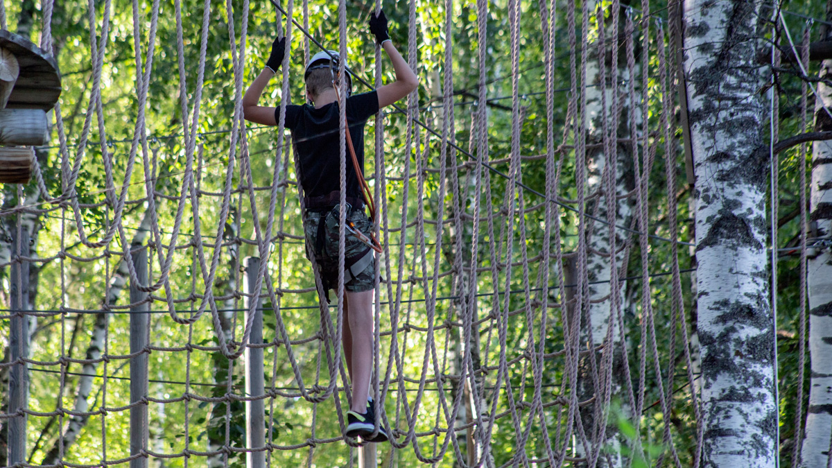 Когда речь заходит о лагере, многие думают, что уехать куда-то на каникулы можно только летом. Но это далеко не так. Например, с 31 октября по 6 ноября владимирских подростков приглашают в осенний лагерь, где можно изучать мир через искусство, науку, спорт, и всё это с пятиразовым питанием, классными педагогами и вожатыми!