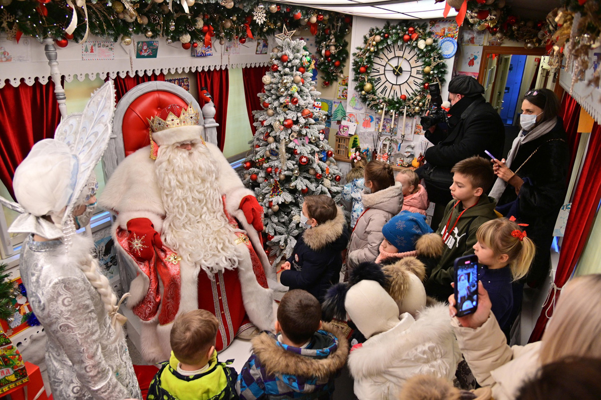 Казалось бы, только вчера мы провожали лето, и вдруг календарь сообщает: до наступления Нового года осталось 2,5 месяца! Маленьким жителям региона повезло: к ним прибудет настоящий Дед Мороз из Великого Устюга. 22 октября новогодний поезд отправляется в путь и за 85 дней преодолеет более 33 тысяч километров, посетит 73 города. Сделает остановку он и во Владимире. Как стать пассажиром мерцающего гирляндами состава?