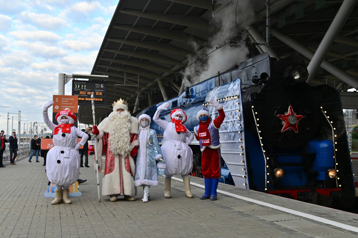 Казалось бы, только вчера мы провожали лето, и вдруг календарь сообщает: до наступления Нового года осталось 2,5 месяца! Маленьким жителям региона повезло: к ним прибудет настоящий Дед Мороз из Великого Устюга. 22 октября новогодний поезд отправляется в путь и за 85 дней преодолеет более 33 тысяч километров, посетит 73 города. Сделает остановку он и во Владимире. Как стать пассажиром мерцающего гирляндами состава?