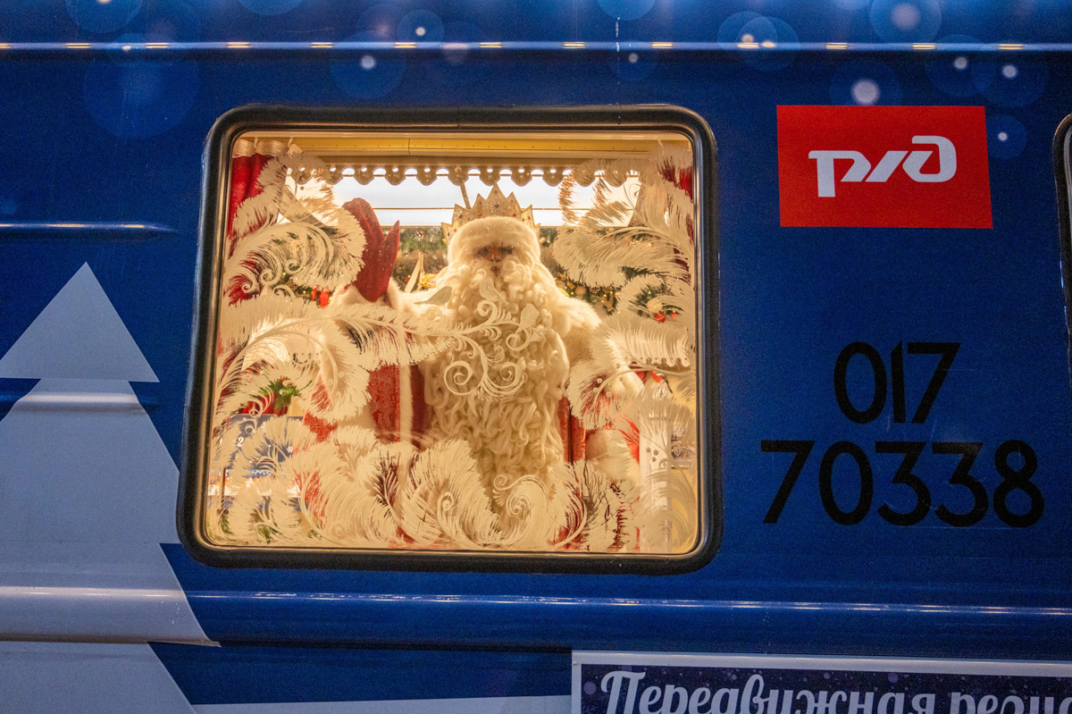 Казалось бы, только вчера мы провожали лето, и вдруг календарь сообщает: до наступления Нового года осталось 2,5 месяца! Маленьким жителям региона повезло: к ним прибудет настоящий Дед Мороз из Великого Устюга. 22 октября новогодний поезд отправляется в путь и за 85 дней преодолеет более 33 тысяч километров, посетит 73 города. Сделает остановку он и во Владимире. Как стать пассажиром мерцающего гирляндами состава?