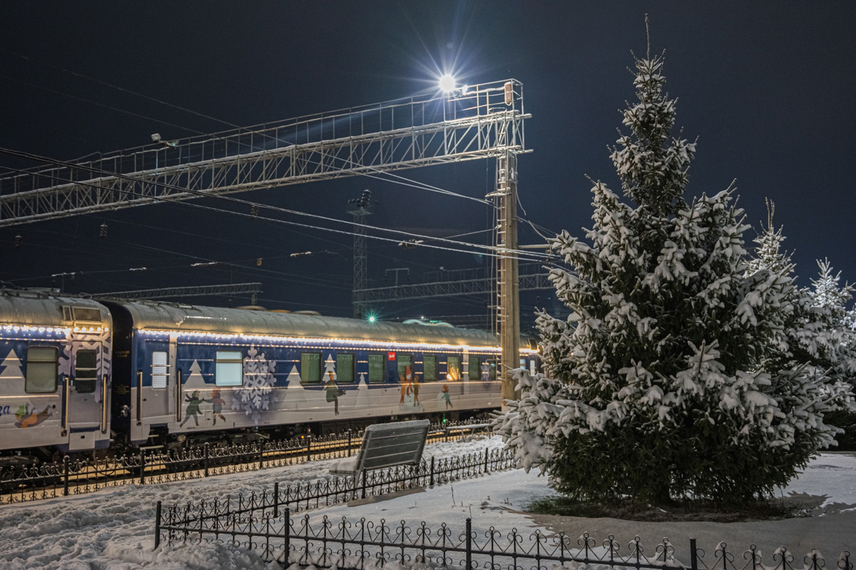 Казалось бы, только вчера мы провожали лето, и вдруг календарь сообщает: до наступления Нового года осталось 2,5 месяца! Маленьким жителям региона повезло: к ним прибудет настоящий Дед Мороз из Великого Устюга. 22 октября новогодний поезд отправляется в путь и за 85 дней преодолеет более 33 тысяч километров, посетит 73 города. Сделает остановку он и во Владимире. Как стать пассажиром мерцающего гирляндами состава?