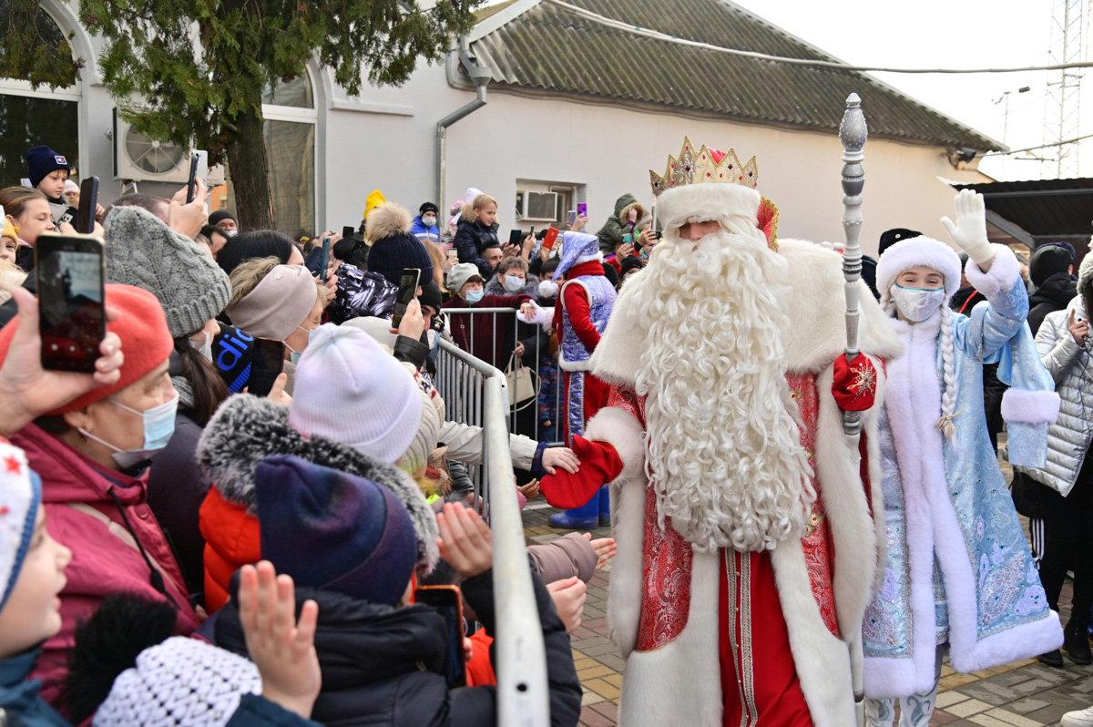 Казалось бы, только вчера мы провожали лето, и вдруг календарь сообщает: до наступления Нового года осталось 2,5 месяца! Маленьким жителям региона повезло: к ним прибудет настоящий Дед Мороз из Великого Устюга. 22 октября новогодний поезд отправляется в путь и за 85 дней преодолеет более 33 тысяч километров, посетит 73 города. Сделает остановку он и во Владимире. Как стать пассажиром мерцающего гирляндами состава?