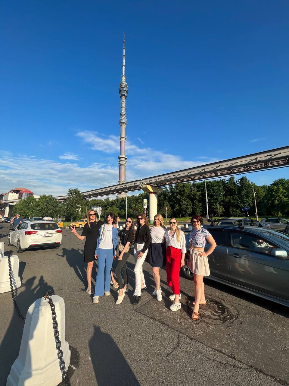 Сразу несколько региональных коллективов стали участниками нашумевших и только-только обретающих популярность шоу «Поле чудес» и «Поем на кухне всей страной». Все подробности – в нашей статье. При ее прочтении подпевать героям категорически разрешается.