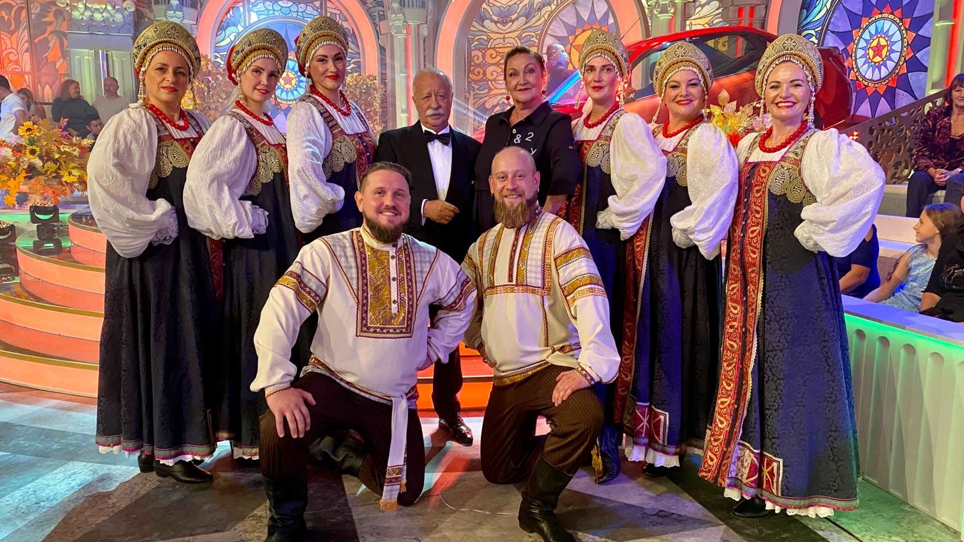 Сразу несколько региональных коллективов стали участниками нашумевших и только-только обретающих популярность шоу «Поле чудес» и «Поем на кухне всей страной». Все подробности – в нашей статье. При ее прочтении подпевать героям категорически разрешается.