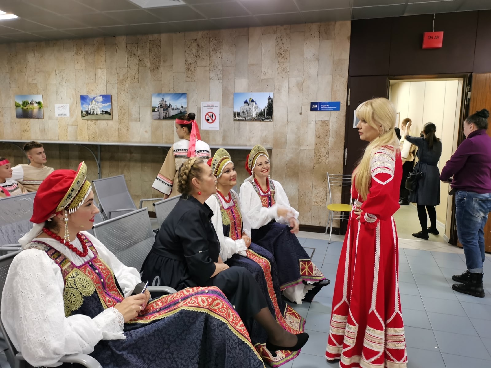 Сразу несколько региональных коллективов стали участниками нашумевших и только-только обретающих популярность шоу «Поле чудес» и «Поем на кухне всей страной». Все подробности – в нашей статье. При ее прочтении подпевать героям категорически разрешается.