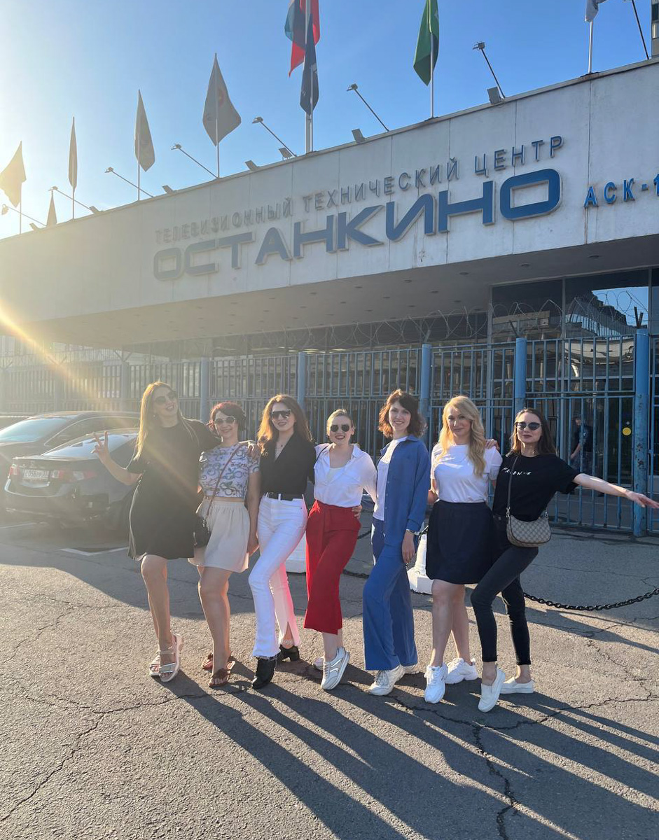 Сразу несколько региональных коллективов стали участниками нашумевших и только-только обретающих популярность шоу «Поле чудес» и «Поем на кухне всей страной». Все подробности – в нашей статье. При ее прочтении подпевать героям категорически разрешается.