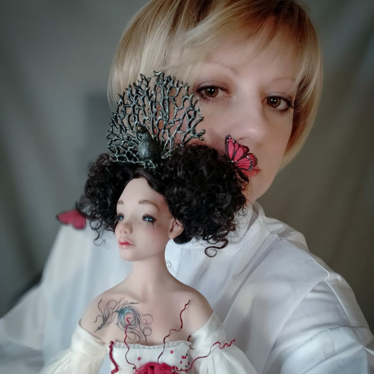 Кукла Елены Дьячковой стала лучшей на престижном конкурсе авторских работ в Москве, за что получила главный приз. Ее Царевна-лягушка очаровала всех членов жюри. Особенно всемирно известную художницу из Латвии, которая наградила владимирскую мастерицу специальным подарком.