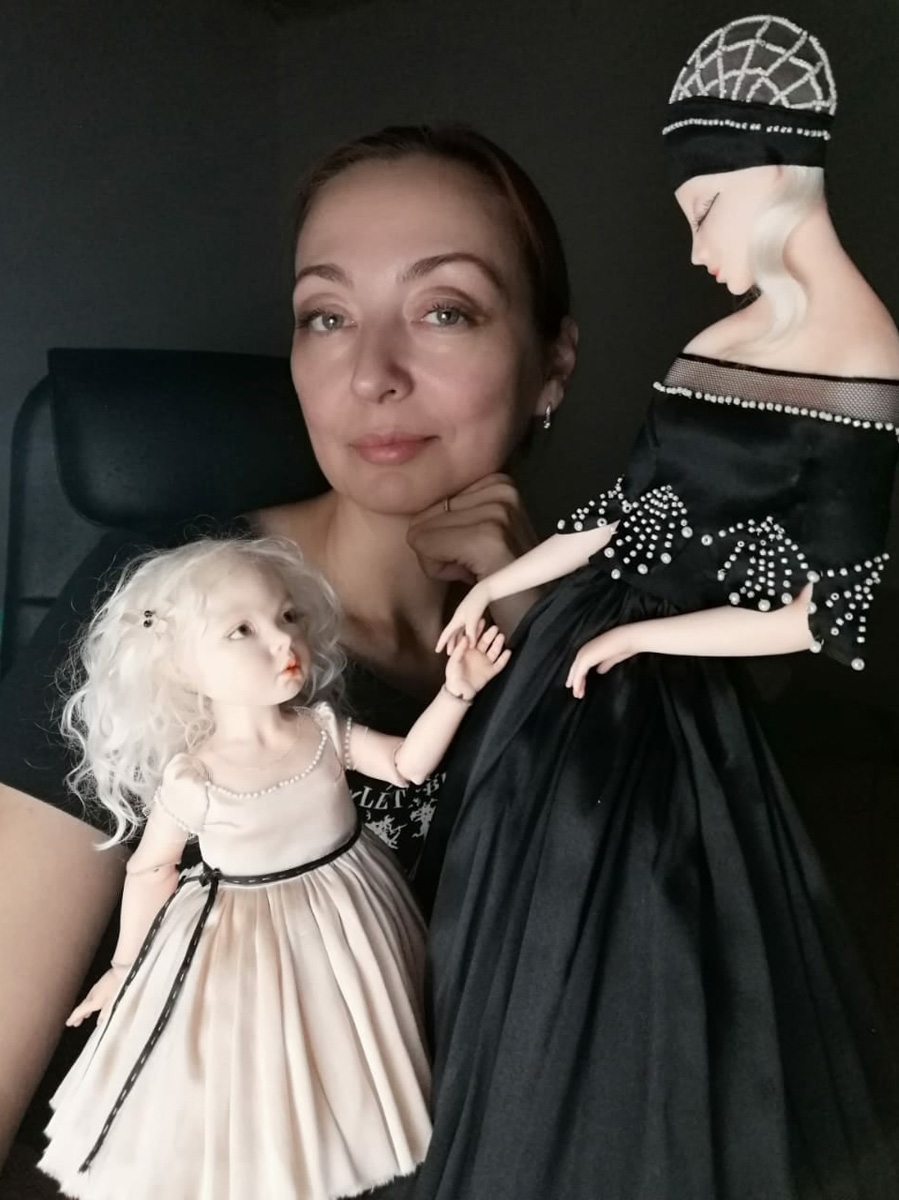 Кукла Елены Дьячковой стала лучшей на престижном конкурсе авторских работ в Москве, за что получила главный приз. Ее Царевна-лягушка очаровала всех членов жюри. Особенно всемирно известную художницу из Латвии, которая наградила владимирскую мастерицу специальным подарком.