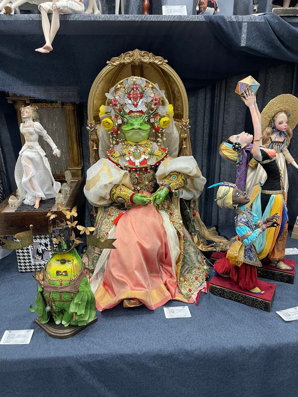 Кукла Елены Дьячковой стала лучшей на престижном конкурсе авторских работ в Москве, за что получила главный приз. Ее Царевна-лягушка очаровала всех членов жюри. Особенно всемирно известную художницу из Латвии, которая наградила владимирскую мастерицу специальным подарком.