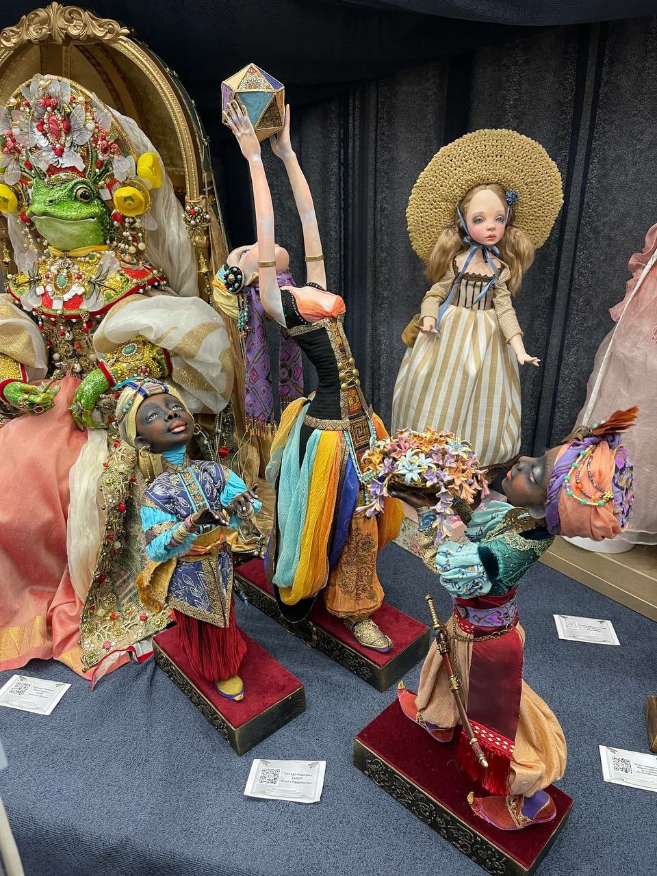 Кукла Елены Дьячковой стала лучшей на престижном конкурсе авторских работ в Москве, за что получила главный приз. Ее Царевна-лягушка очаровала всех членов жюри. Особенно всемирно известную художницу из Латвии, которая наградила владимирскую мастерицу специальным подарком.