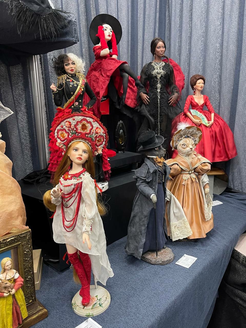 Кукла Елены Дьячковой стала лучшей на престижном конкурсе авторских работ в Москве, за что получила главный приз. Ее Царевна-лягушка очаровала всех членов жюри. Особенно всемирно известную художницу из Латвии, которая наградила владимирскую мастерицу специальным подарком.