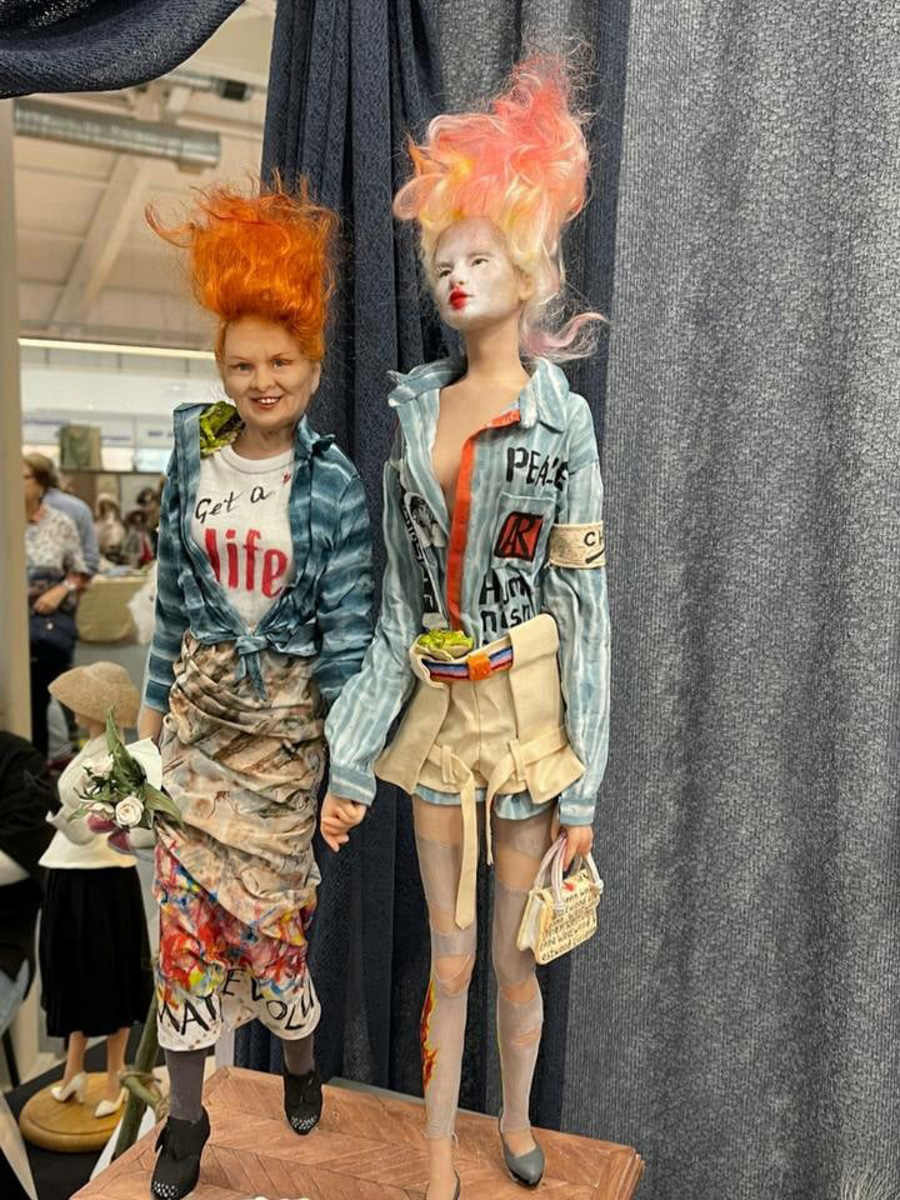 Кукла Елены Дьячковой стала лучшей на престижном конкурсе авторских работ в Москве, за что получила главный приз. Ее Царевна-лягушка очаровала всех членов жюри. Особенно всемирно известную художницу из Латвии, которая наградила владимирскую мастерицу специальным подарком.