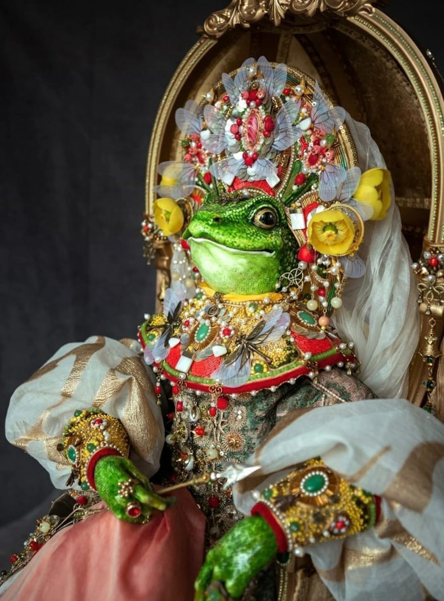 Кукла Елены Дьячковой стала лучшей на престижном конкурсе авторских работ в Москве, за что получила главный приз. Ее Царевна-лягушка очаровала всех членов жюри. Особенно всемирно известную художницу из Латвии, которая наградила владимирскую мастерицу специальным подарком.