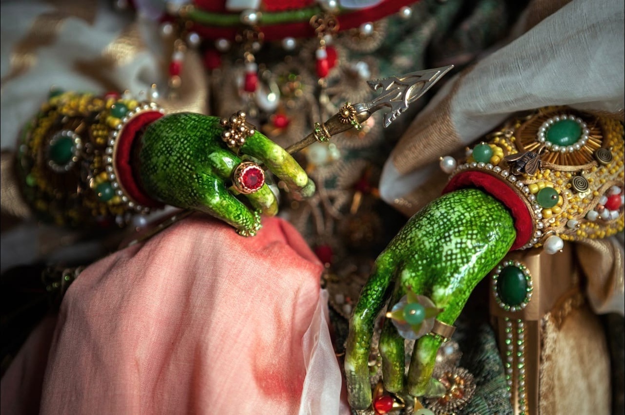 Кукла Елены Дьячковой стала лучшей на престижном конкурсе авторских работ в Москве, за что получила главный приз. Ее Царевна-лягушка очаровала всех членов жюри. Особенно всемирно известную художницу из Латвии, которая наградила владимирскую мастерицу специальным подарком.