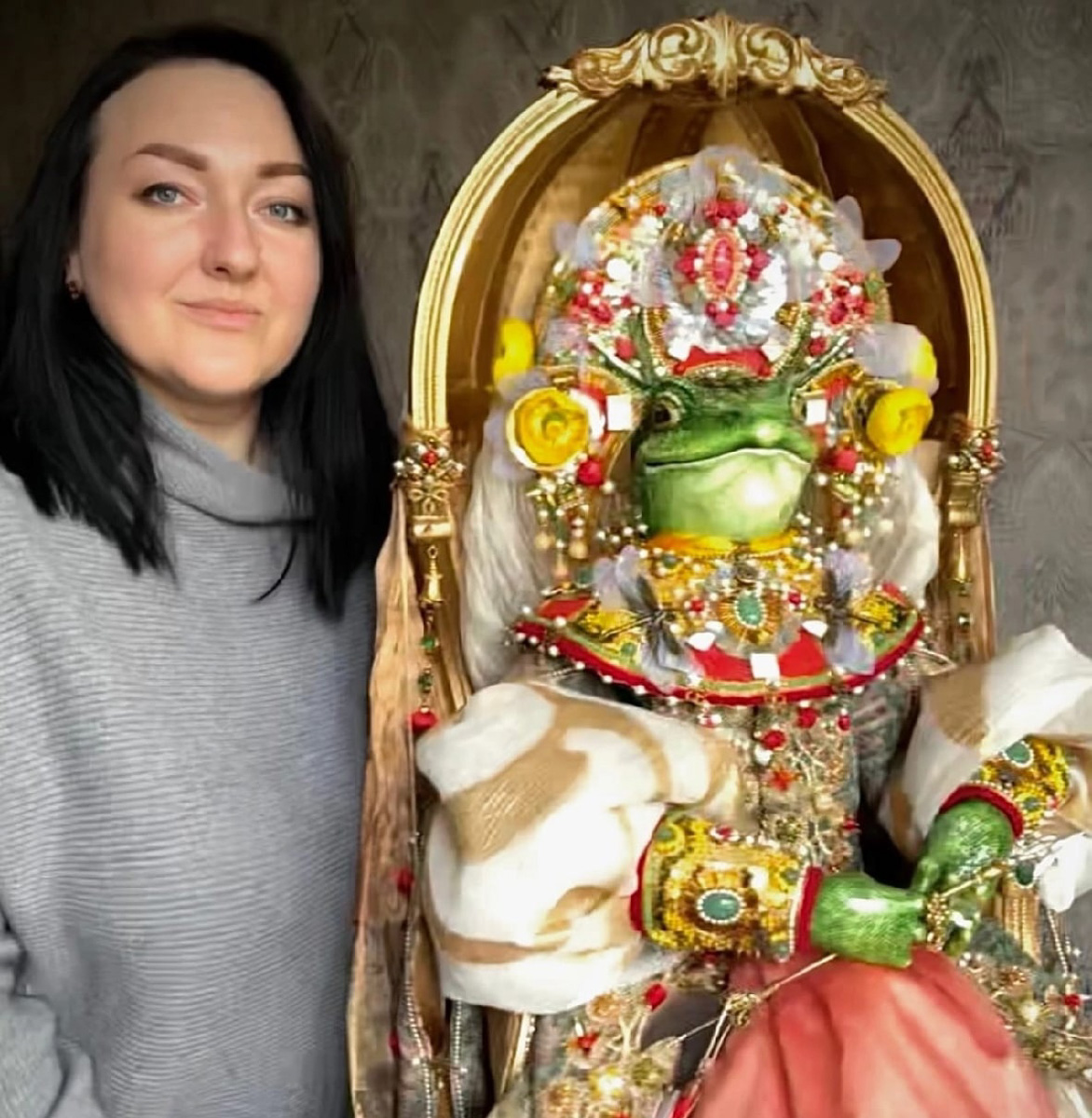 Кукла Елены Дьячковой стала лучшей на престижном конкурсе авторских работ в Москве, за что получила главный приз. Ее Царевна-лягушка очаровала всех членов жюри. Особенно всемирно известную художницу из Латвии, которая наградила владимирскую мастерицу специальным подарком.