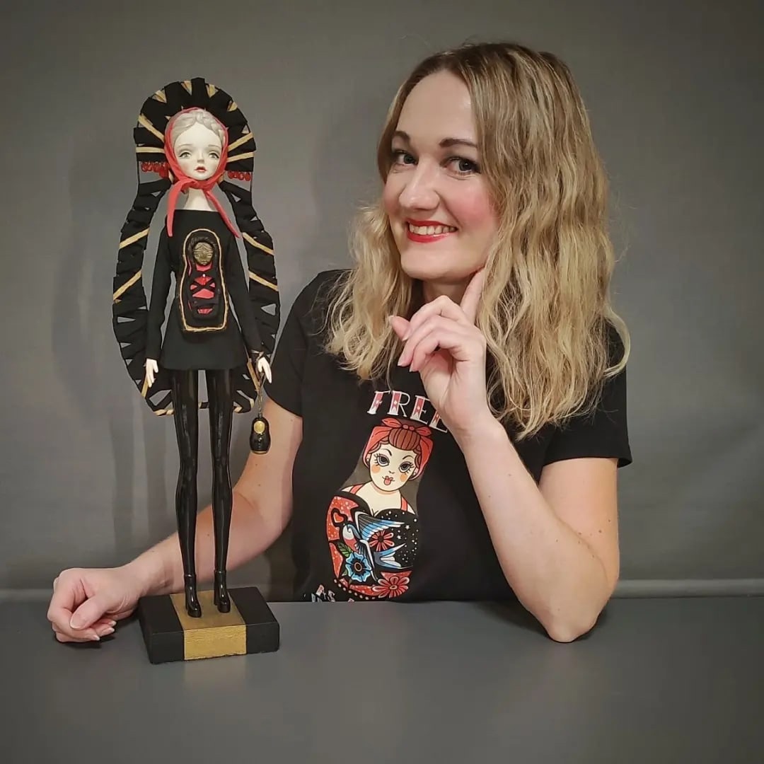 Кукла Елены Дьячковой стала лучшей на престижном конкурсе авторских работ в Москве, за что получила главный приз. Ее Царевна-лягушка очаровала всех членов жюри. Особенно всемирно известную художницу из Латвии, которая наградила владимирскую мастерицу специальным подарком.