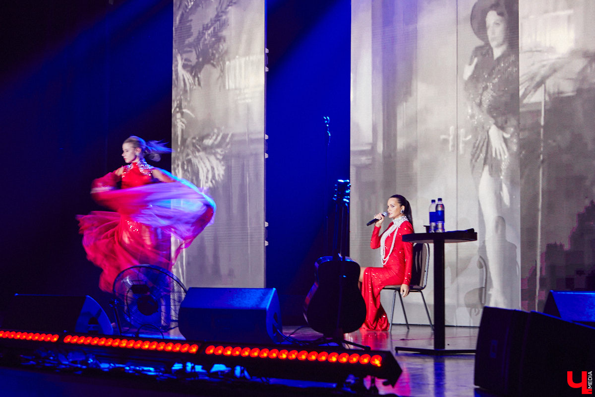 Избранник певицы Славы на 30 с небольшим лет ее старше, о чем она всегда говорит смело. Не менее смело артистка признается ему в любви. Прямо с владимирской сцены зала Art Hall, где вчера прошел концерт исполнительницы без комплексов.