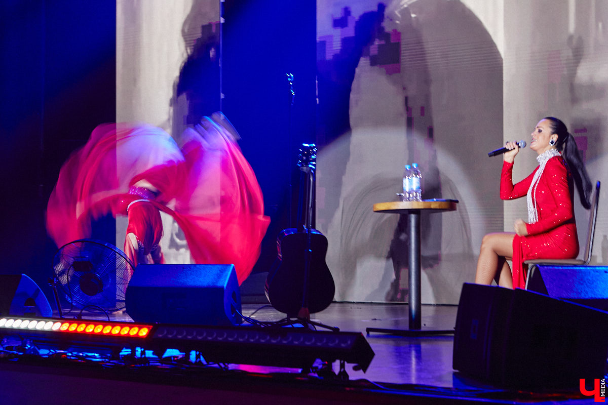 Избранник певицы Славы на 30 с небольшим лет ее старше, о чем она всегда говорит смело. Не менее смело артистка признается ему в любви. Прямо с владимирской сцены зала Art Hall, где вчера прошел концерт исполнительницы без комплексов.