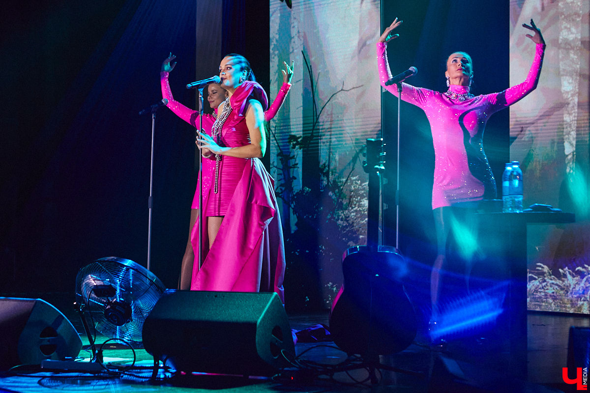 Избранник певицы Славы на 30 с небольшим лет ее старше, о чем она всегда говорит смело. Не менее смело артистка признается ему в любви. Прямо с владимирской сцены зала Art Hall, где вчера прошел концерт исполнительницы без комплексов.