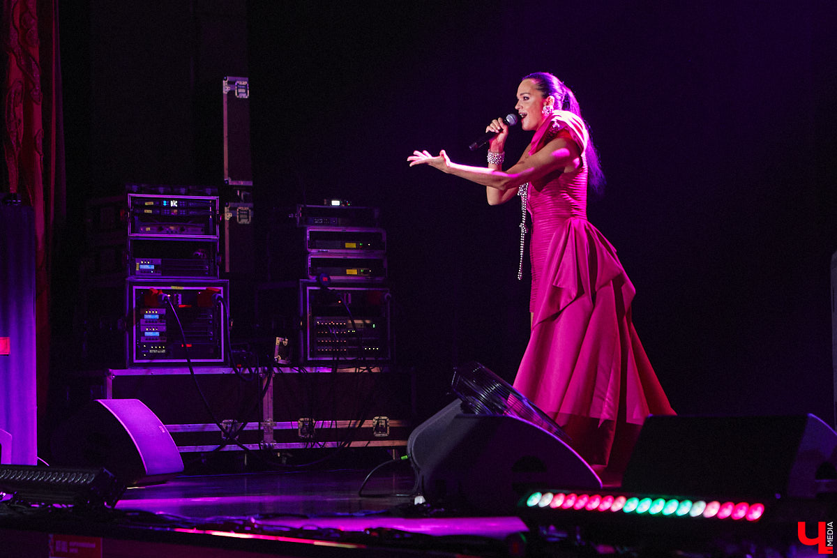 Избранник певицы Славы на 30 с небольшим лет ее старше, о чем она всегда говорит смело. Не менее смело артистка признается ему в любви. Прямо с владимирской сцены зала Art Hall, где вчера прошел концерт исполнительницы без комплексов.