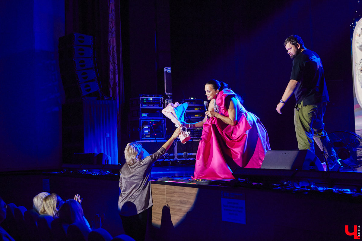 Избранник певицы Славы на 30 с небольшим лет ее старше, о чем она всегда говорит смело. Не менее смело артистка признается ему в любви. Прямо с владимирской сцены зала Art Hall, где вчера прошел концерт исполнительницы без комплексов.