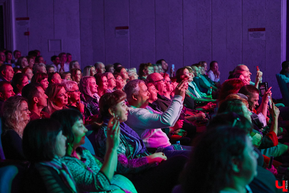 Избранник певицы Славы на 30 с небольшим лет ее старше, о чем она всегда говорит смело. Не менее смело артистка признается ему в любви. Прямо с владимирской сцены зала Art Hall, где вчера прошел концерт исполнительницы без комплексов.