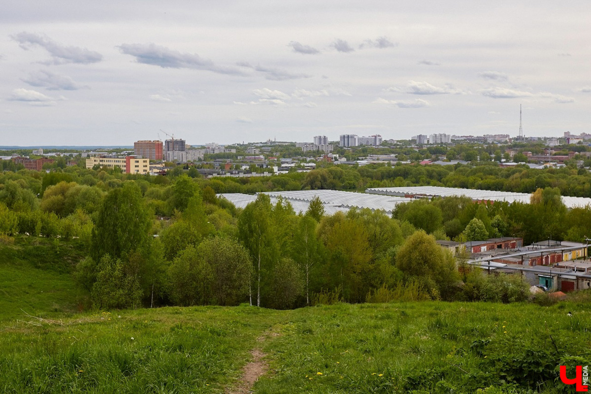 Пока горнолыжную трассу на Студеной горе уже вовсю готовят к предстоящему сезону, Огуречка так и простаивает без дела. А ведь когда-то шла речь о том, что там организуют локацию для активного зимнего отдыха. Но, как выяснилось, место неподходящее. Зато теперь как наиболее перспективную рассматривают другую площадку неподалеку.