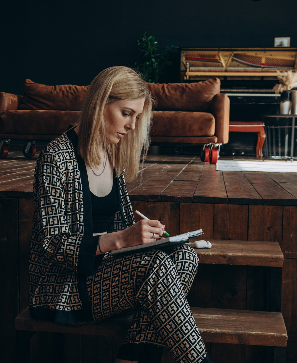 В условиях новой реальности творцы усиленно ищут в себе силы для созидания, концерты стихийно отменяются, а играющие на инструментах молодые люди боятся лишний раз показываться на публике. Но музыка вечна. И, что интересно, несколько хорошо известных владимирцам коллективов вышли из длительного творческого отпуска с новыми релизами!