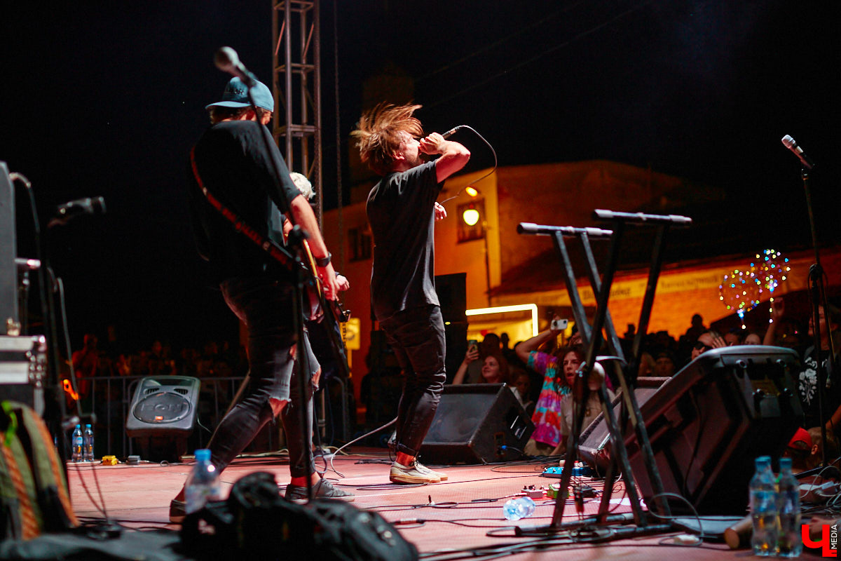 В условиях новой реальности творцы усиленно ищут в себе силы для созидания, концерты стихийно отменяются, а играющие на инструментах молодые люди боятся лишний раз показываться на публике. Но музыка вечна. И, что интересно, несколько хорошо известных владимирцам коллективов вышли из длительного творческого отпуска с новыми релизами!