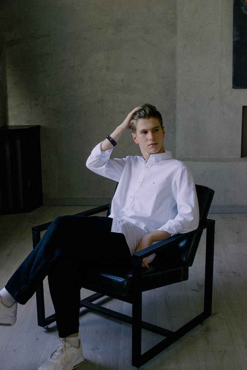 В условиях новой реальности творцы усиленно ищут в себе силы для созидания, концерты стихийно отменяются, а играющие на инструментах молодые люди боятся лишний раз показываться на публике. Но музыка вечна. И, что интересно, несколько хорошо известных владимирцам коллективов вышли из длительного творческого отпуска с новыми релизами!