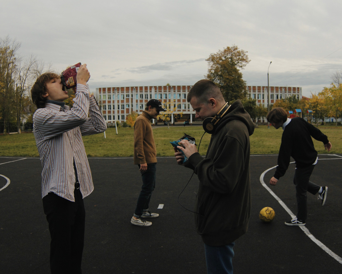 В условиях новой реальности творцы усиленно ищут в себе силы для созидания, концерты стихийно отменяются, а играющие на инструментах молодые люди боятся лишний раз показываться на публике. Но музыка вечна. И, что интересно, несколько хорошо известных владимирцам коллективов вышли из длительного творческого отпуска с новыми релизами!