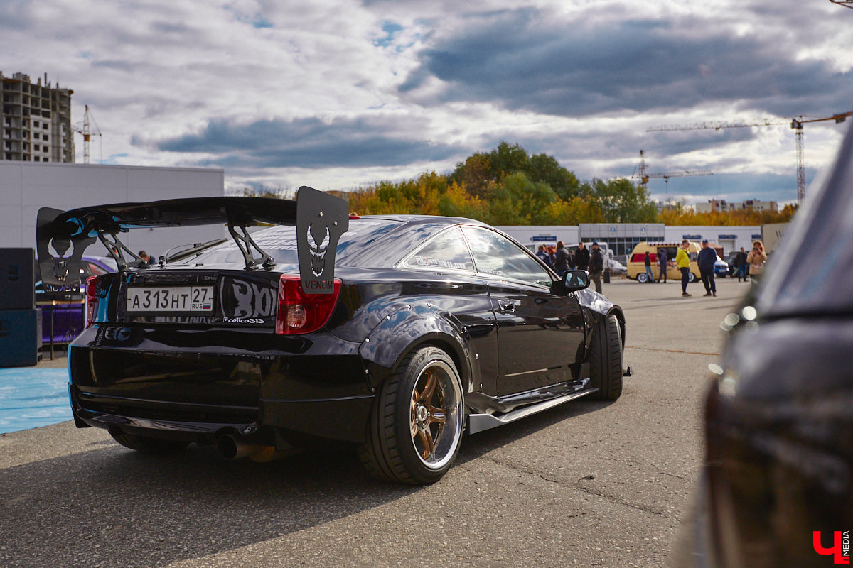 Октябрь, автодром ВлГУ, крутые тачки — это уже классика. На десятый раз AutoFest от ВлГУ стал настоящим фестивалем. В субботу, 15 октября, более 30 авто разной степени новизны, креатива и даже масштаба провели на автодроме целый день. Владельцы соревновались в искусстве вождения, проходили через «лимбо», за конфеты сдавали ПДД, шумели/гудели техникой и, по возможности, устраивали гонки. Подробности в нашем фоторепортаже.