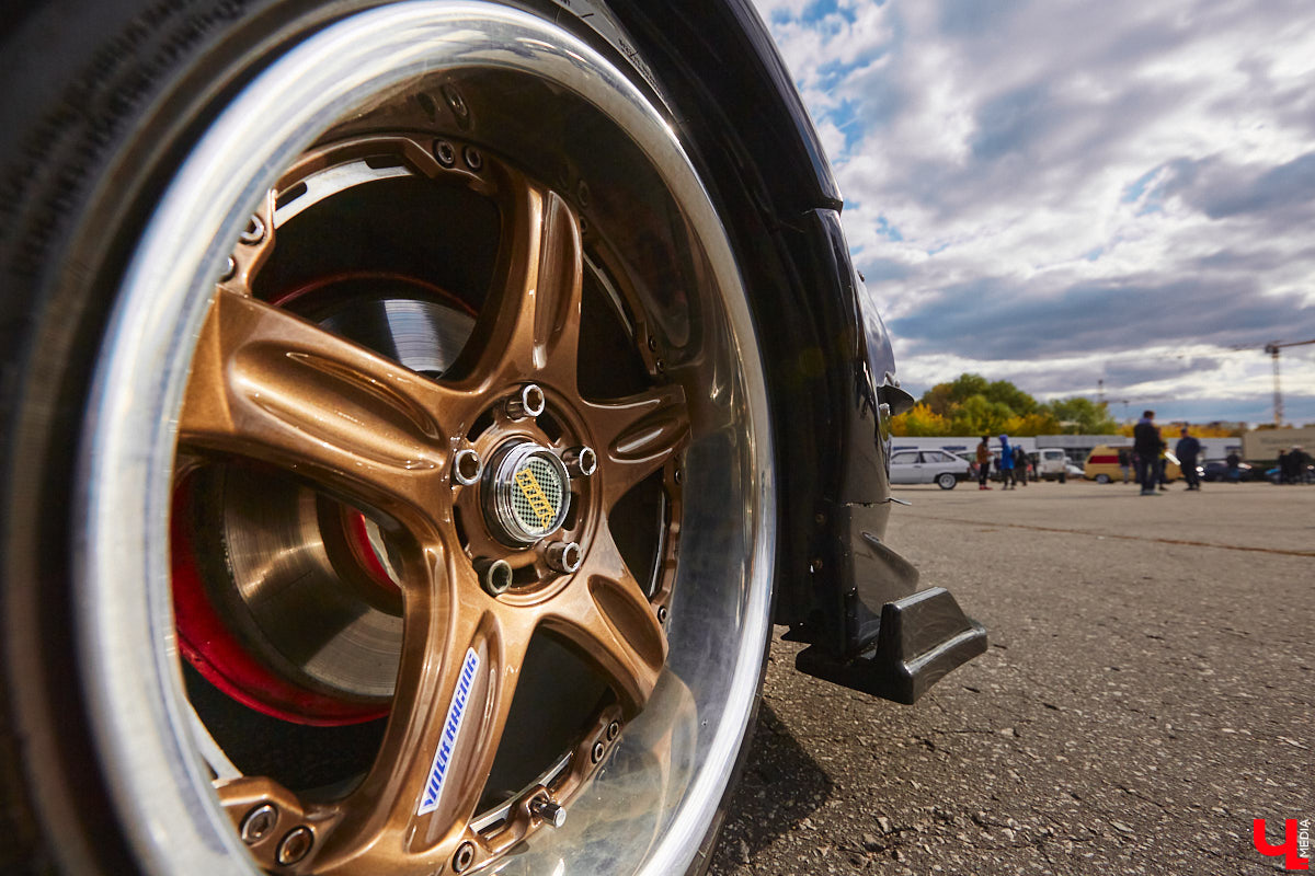 Октябрь, автодром ВлГУ, крутые тачки — это уже классика. На десятый раз AutoFest от ВлГУ стал настоящим фестивалем. В субботу, 15 октября, более 30 авто разной степени новизны, креатива и даже масштаба провели на автодроме целый день. Владельцы соревновались в искусстве вождения, проходили через «лимбо», за конфеты сдавали ПДД, шумели/гудели техникой и, по возможности, устраивали гонки. Подробности в нашем фоторепортаже.