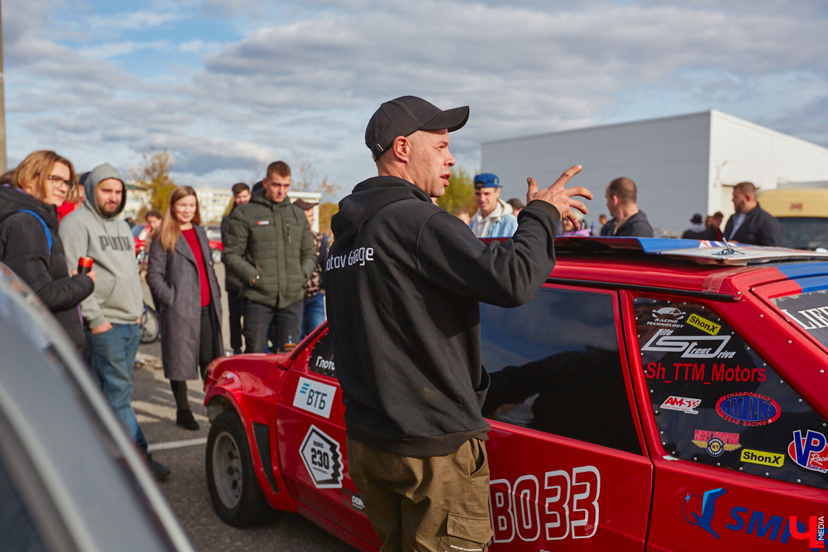 Октябрь, автодром ВлГУ, крутые тачки — это уже классика. На десятый раз AutoFest от ВлГУ стал настоящим фестивалем. В субботу, 15 октября, более 30 авто разной степени новизны, креатива и даже масштаба провели на автодроме целый день. Владельцы соревновались в искусстве вождения, проходили через «лимбо», за конфеты сдавали ПДД, шумели/гудели техникой и, по возможности, устраивали гонки. Подробности в нашем фоторепортаже.