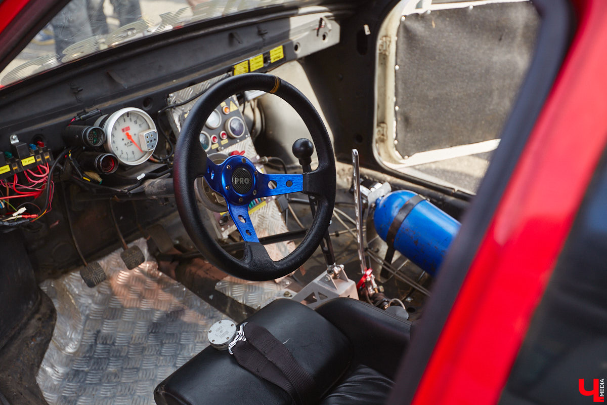 Октябрь, автодром ВлГУ, крутые тачки — это уже классика. На десятый раз AutoFest от ВлГУ стал настоящим фестивалем. В субботу, 15 октября, более 30 авто разной степени новизны, креатива и даже масштаба провели на автодроме целый день. Владельцы соревновались в искусстве вождения, проходили через «лимбо», за конфеты сдавали ПДД, шумели/гудели техникой и, по возможности, устраивали гонки. Подробности в нашем фоторепортаже.