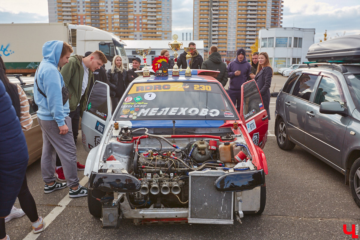 Октябрь, автодром ВлГУ, крутые тачки — это уже классика. На десятый раз AutoFest от ВлГУ стал настоящим фестивалем. В субботу, 15 октября, более 30 авто разной степени новизны, креатива и даже масштаба провели на автодроме целый день. Владельцы соревновались в искусстве вождения, проходили через «лимбо», за конфеты сдавали ПДД, шумели/гудели техникой и, по возможности, устраивали гонки. Подробности в нашем фоторепортаже.